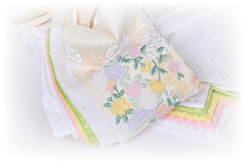 画像：多色遣いで繊細な刺繍